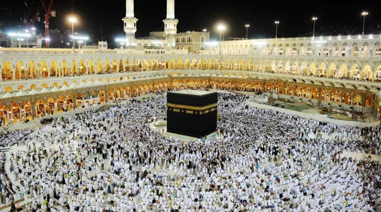 أشخاص-يؤدون-فضيلة-الحج